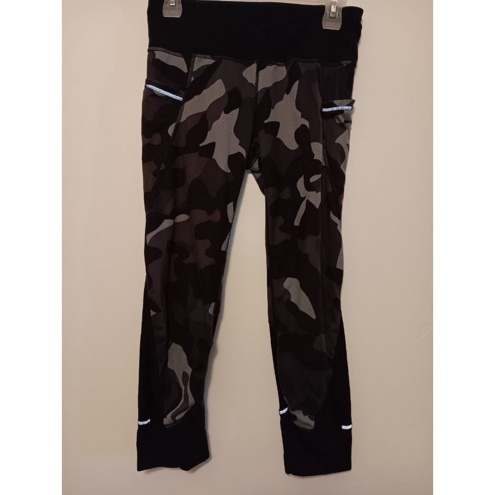 Athleta black camo relay 2.0 capri running gym yoga fitness pant size small